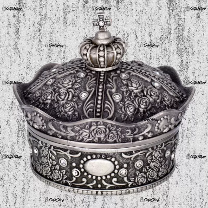 Caseta bijuterii din metal in forma de coroana cu capac si ornament de cruce pe varf.