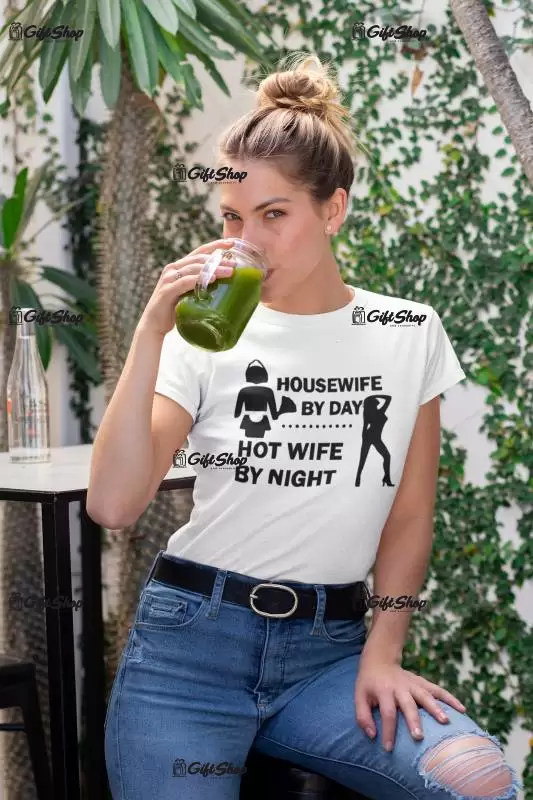 Housewife by day hot wife by night, tricou cu mesaj