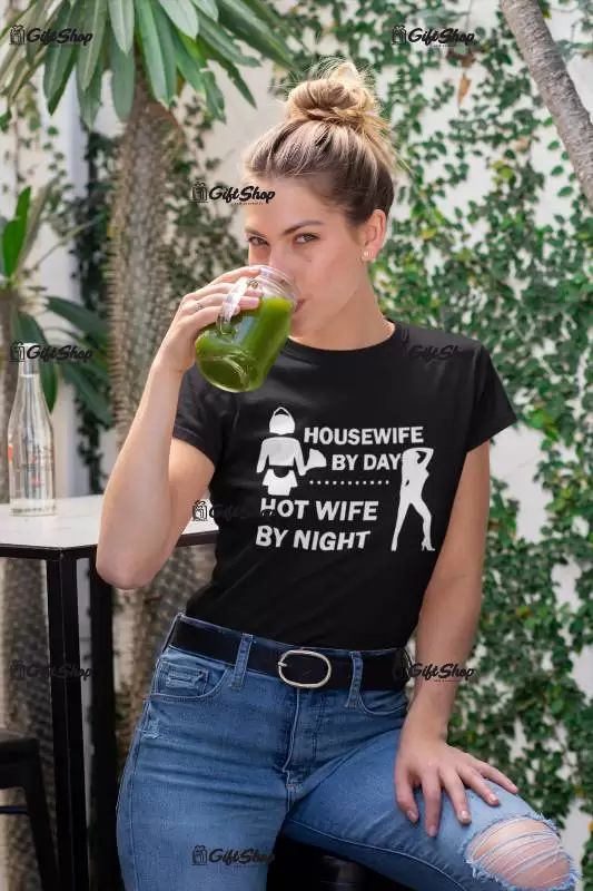 Housewife by day hot wife by night, tricou cu mesaj