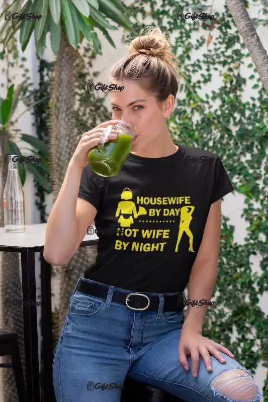 Housewife by day hot wife by night, tricou cu mesaj