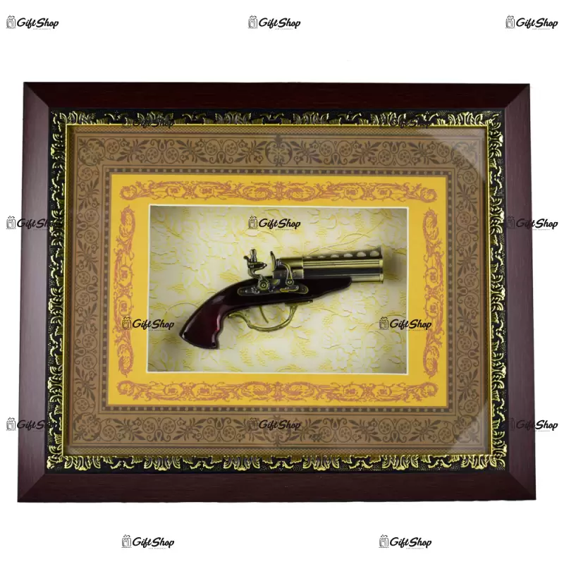 Tablou decorativ cu o arma realizata din lemn si metal – design vintage