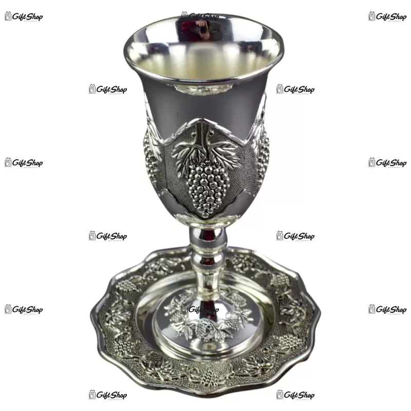 Pahar pentru vin cu farfurie realizate din metal