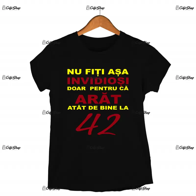 Nu fiti asa invidiosi ca arat asa bine la 42 de ani, tricou cu mesaj -  se poate schimba anul