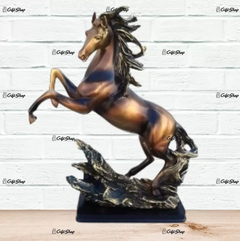Cal cambrat, statueta din rasina b