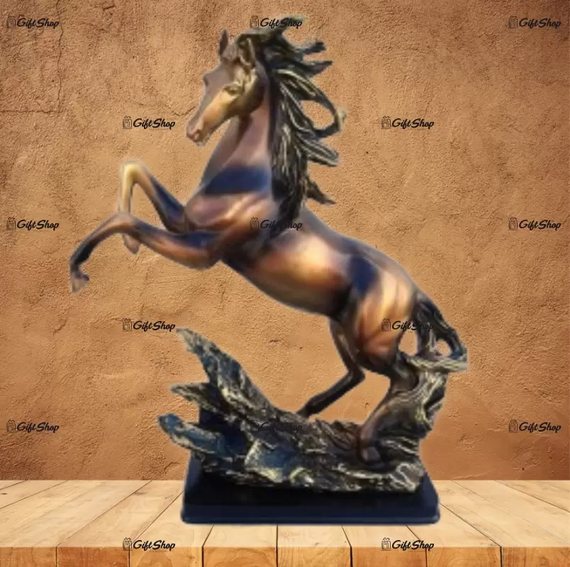 Cal cambrat, statueta din rasina b