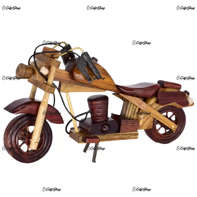 Motocicleta realizata din lemn mica a