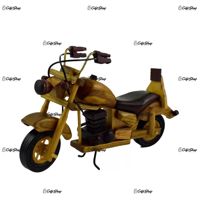Motocicleta realizata din lemn mica b