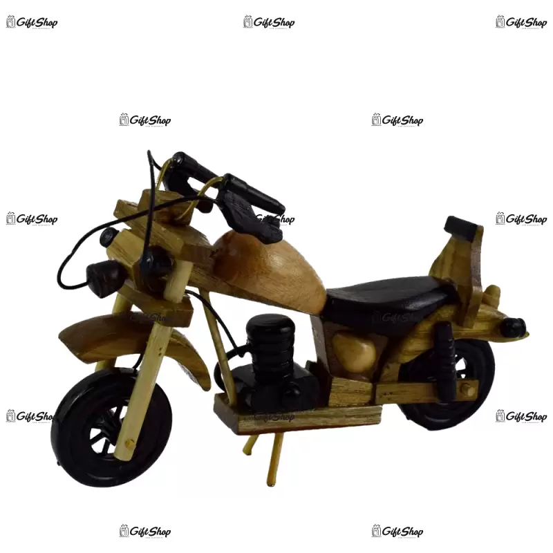 Motocicleta realizata din lemn mica b