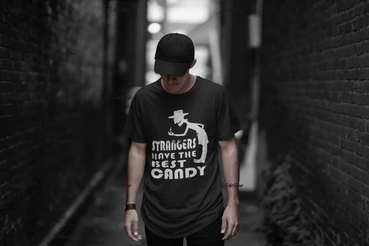 Strangers have the..., tricou cu mesaj