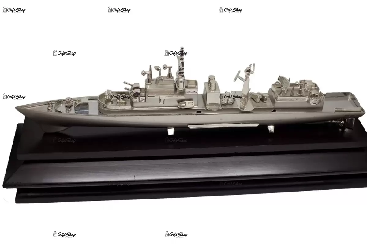 Vas de lupta din metal pe suport din lemn