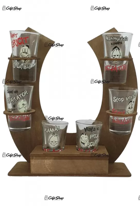 Suport din lemn in forma de potcoava cu pahare haioase tip shout a