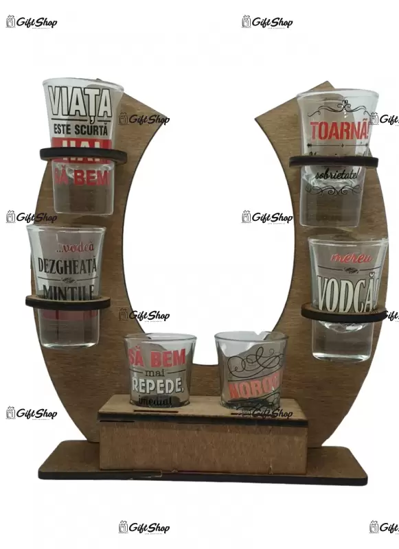 Suport din lemn in forma de potcoava cu pahare haioase tip shout b