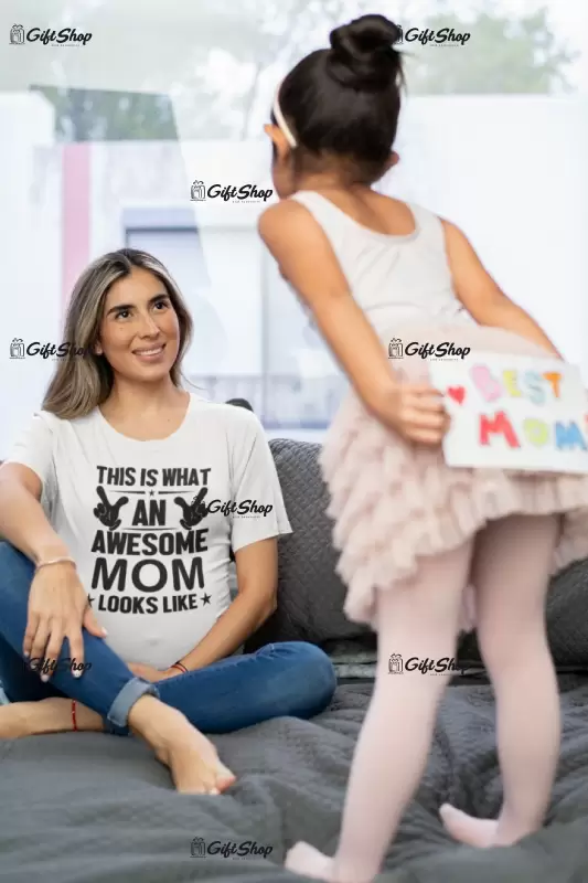 This is what a awesome mom looks like, tricou cu mesaj