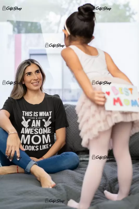 This is what a awesome mom looks like, tricou cu mesaj