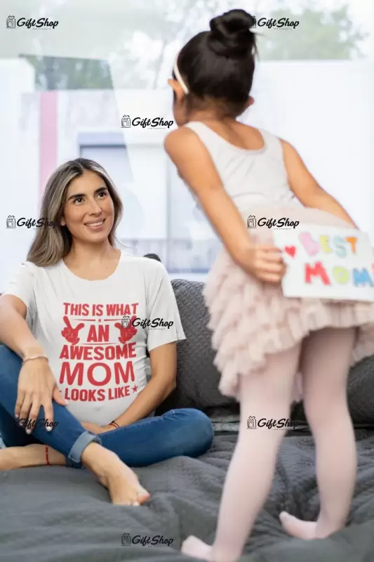 This is what a awesome mom looks like, tricou cu mesaj