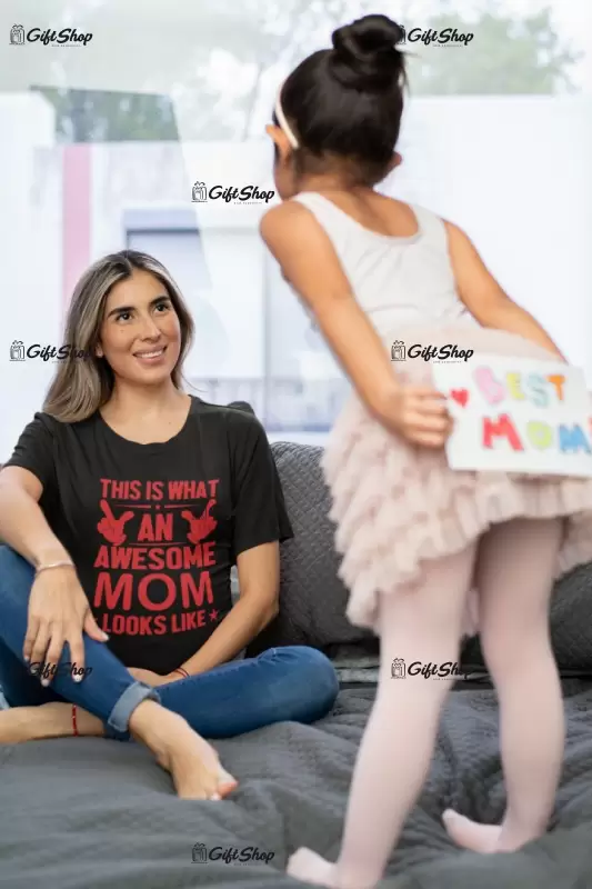 This is what a awesome mom looks like, tricou cu mesaj