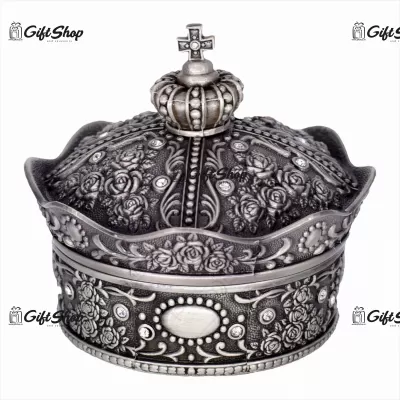 Caseta bijuterii din metal in forma de coroana cu capac si ornament de cruce pe varf.