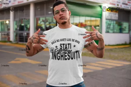 Stati inghesuiti, tricou cu mesaj b