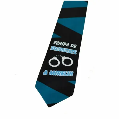 Echipa de securitate a mirelui, cravata cu mesaj