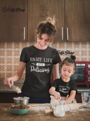 Enjoy life is delicious, tricou cu mesaj