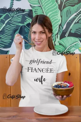 Girlfriend, fiancee, wife, tricou cu mesaj