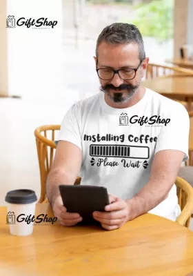 Installing coffe, tricou cu mesaj