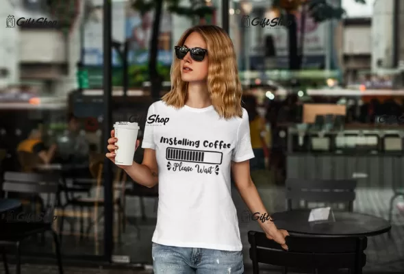 Installing coffe, tricou cu mesaj f