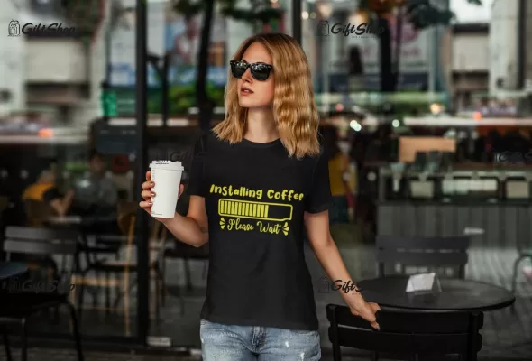 Installing coffe, tricou cu mesaj f