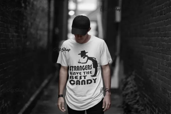 Strangers have the..., tricou cu mesaj