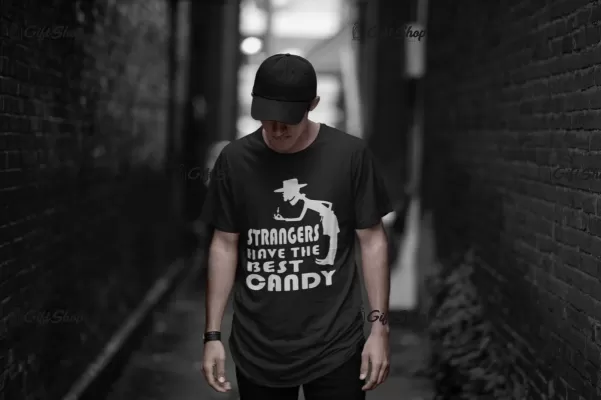 Strangers have the..., tricou cu mesaj