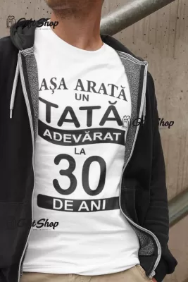 Asa Arata Un Tata.... - Tricou Personalizat - SE POATE SCHIMBA ANUL